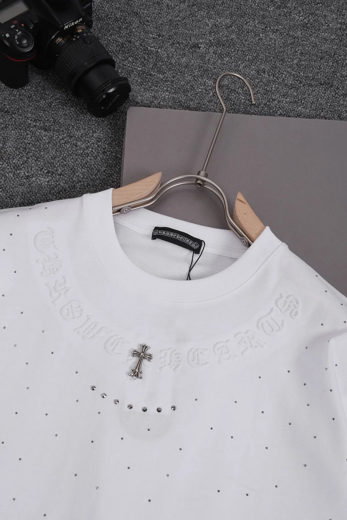 🅿️198 Chrome Hearts Select 280 grams of customized fabric [Top quality] Customized handmade hardware + concave and convex embossing + hot diamond embellishment process. Same style for men and women. Size: S M L XL XXL Color: black white